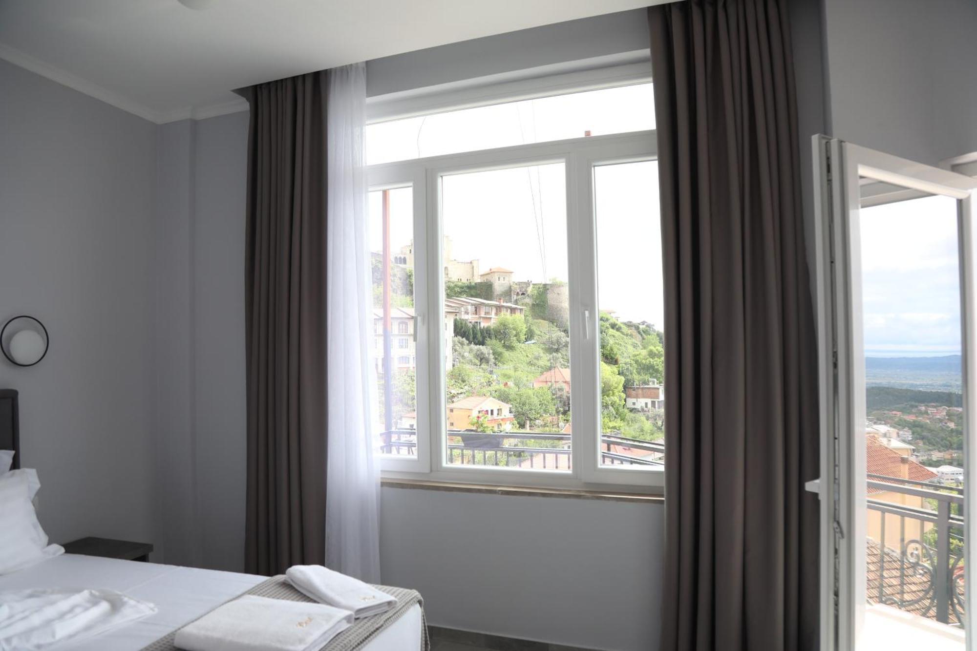 --hotel Deal-- With Castle View Hotel Krujë